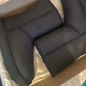 UGG W classic Short Leather BLACK. Women size 5